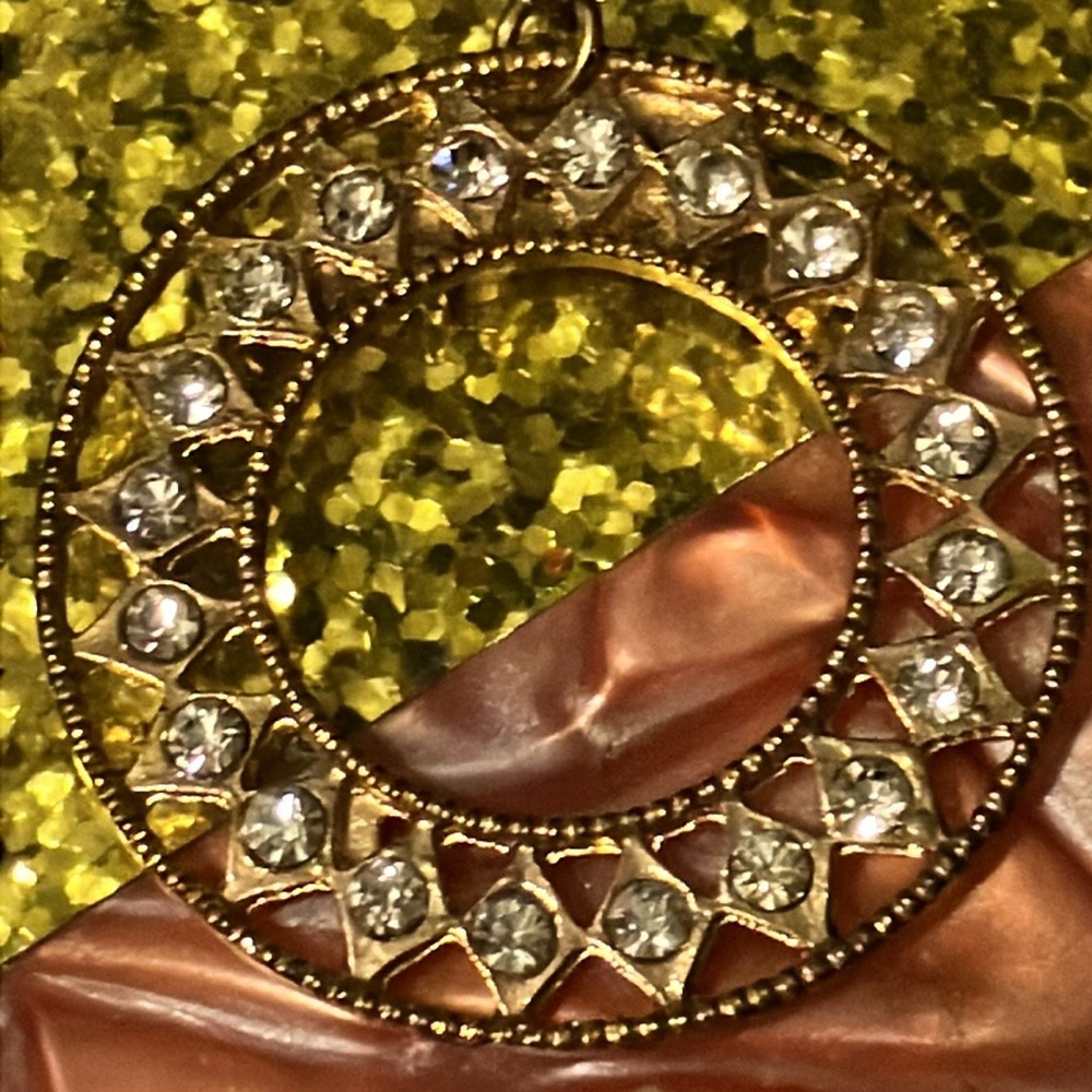 Pretty, gold earring. - Picture 4 of 4